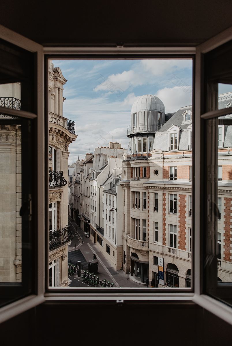 窗外的巴黎街道
