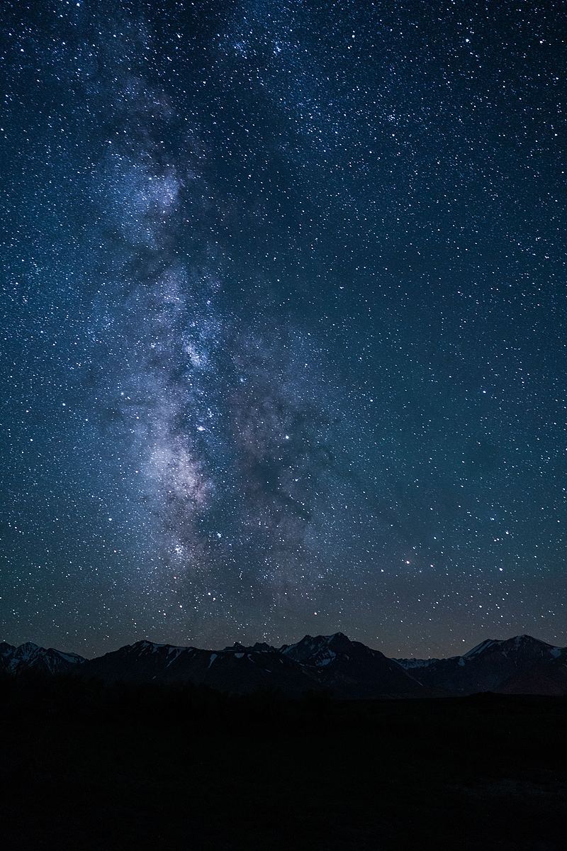 内华达山脉上空的银河系