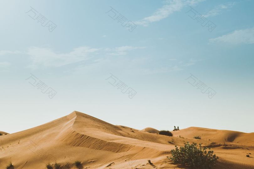 沙子沙漠沙丘和蓝色