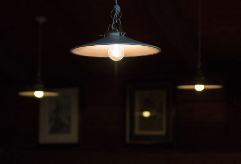 餐厅里暖暖的灯光