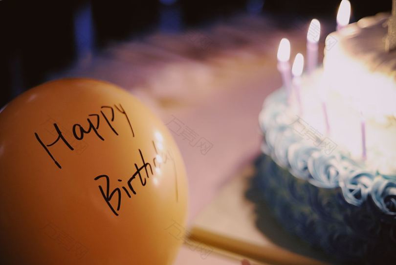 生日蛋糕蜡烛和庆祝房