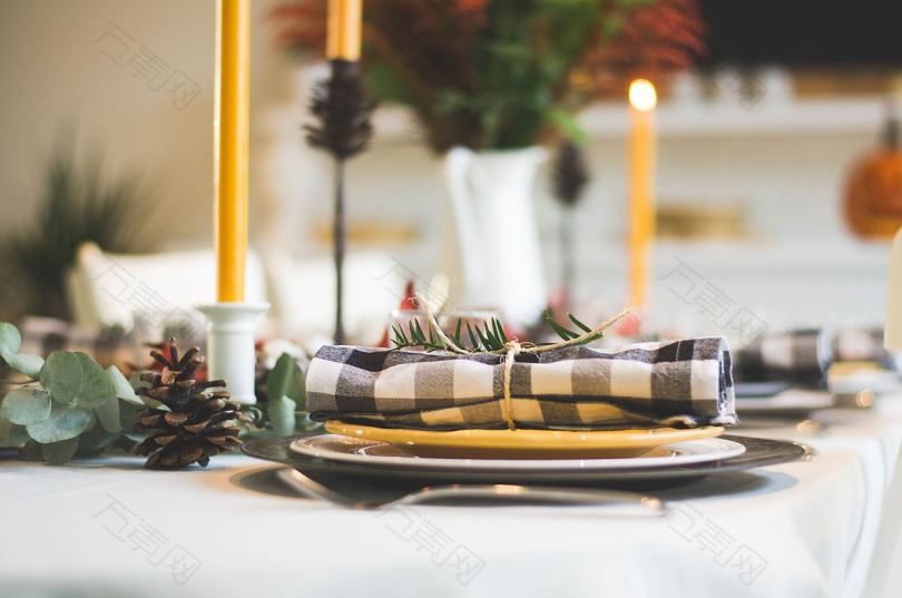 蜡烛盘子餐巾和桌子