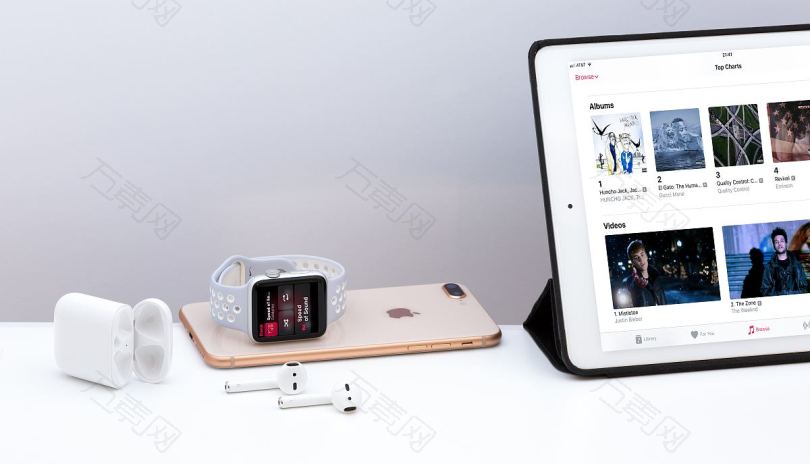 苹果手表吊舱iPhone8桌上有iPad