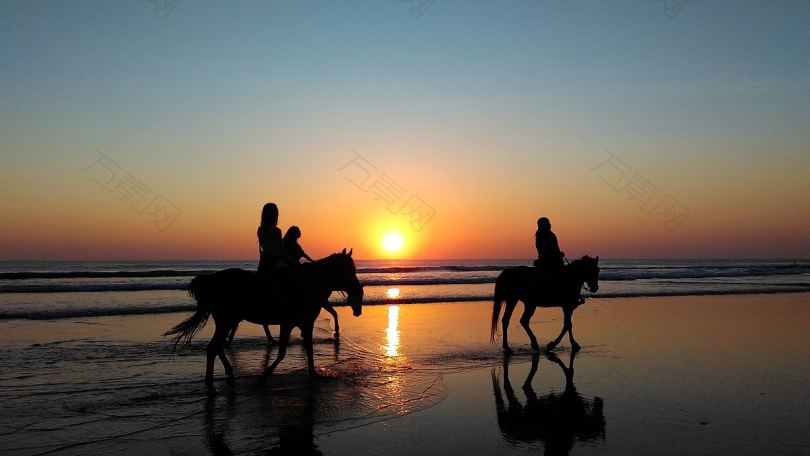 黄昏时在海滩上骑马
