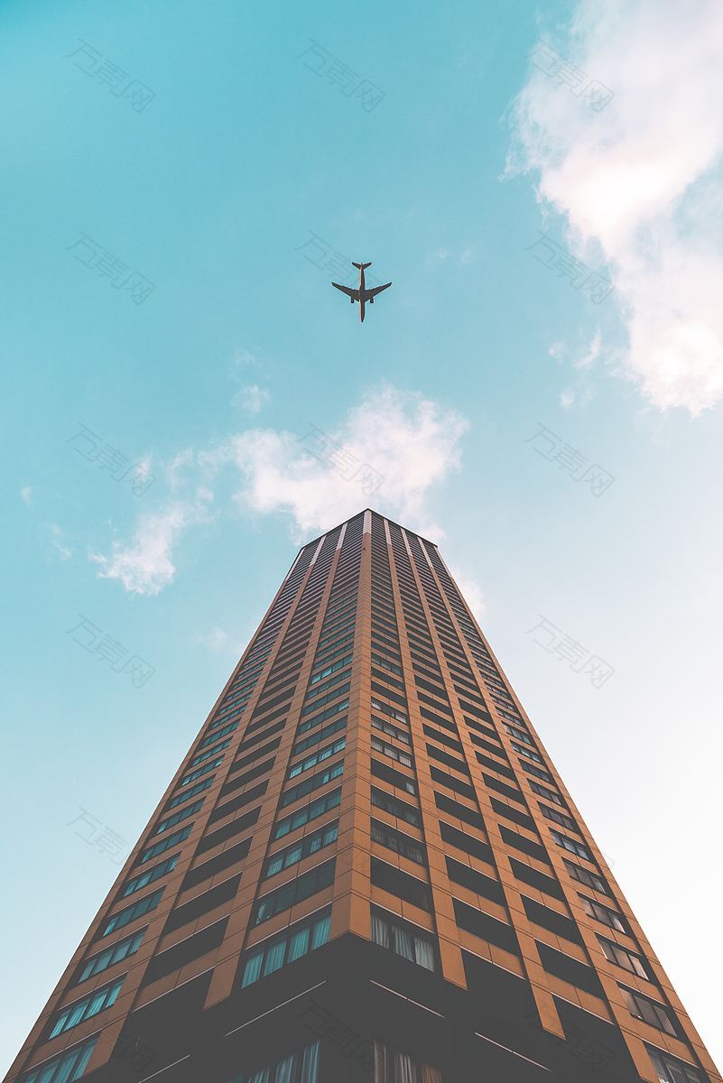 建筑天空飞机和摩天大楼