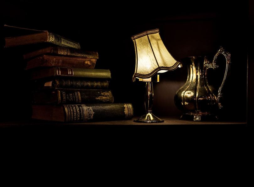 古董灯和书籍