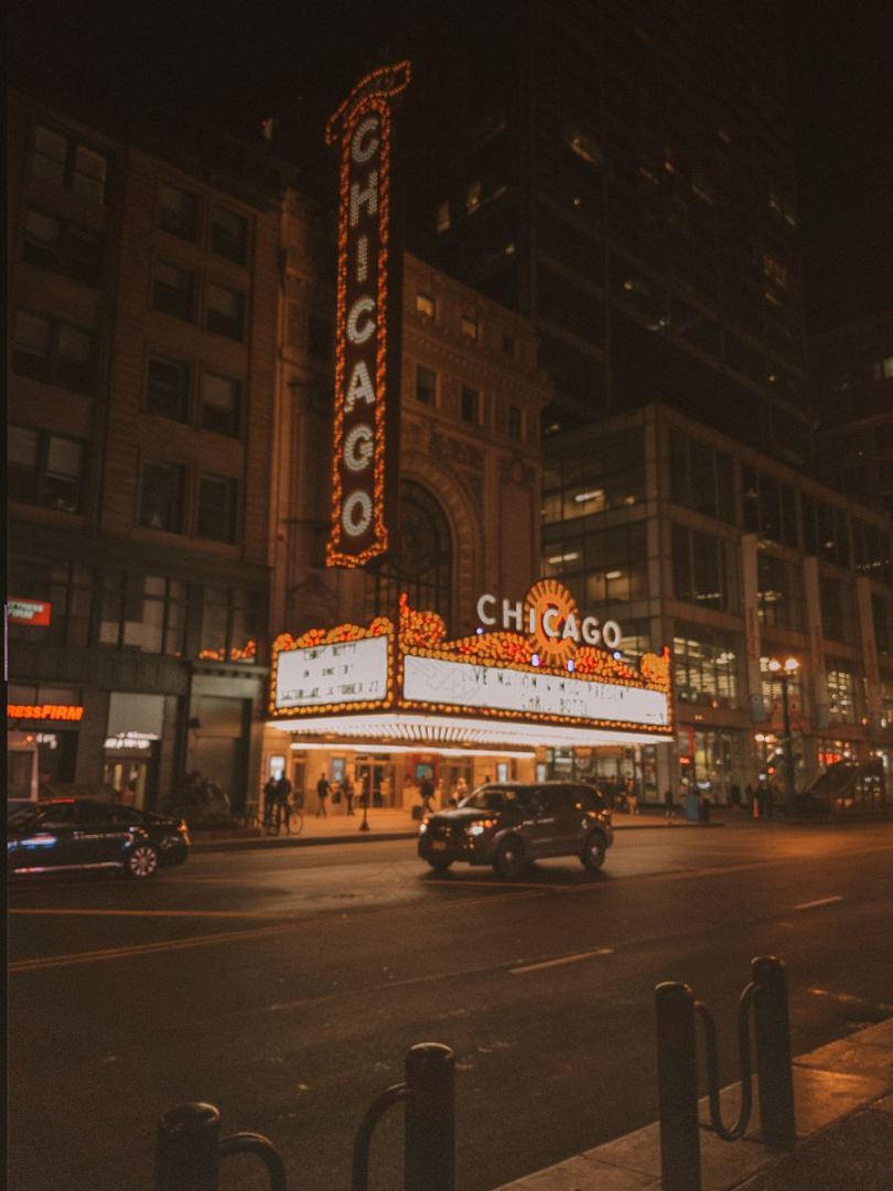 芝加哥霓虹灯标志和城市高清