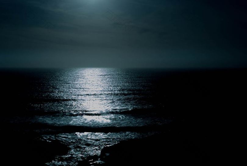 海洋黑夜月光和云