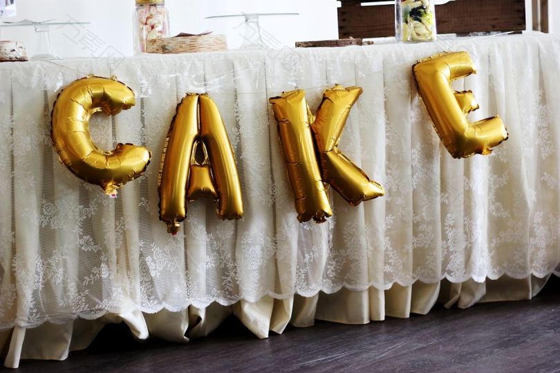 装饰气球蛋糕和黄金房
