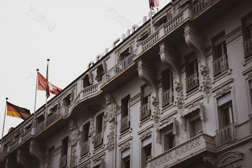 建筑物旗帜窗户和墙壁