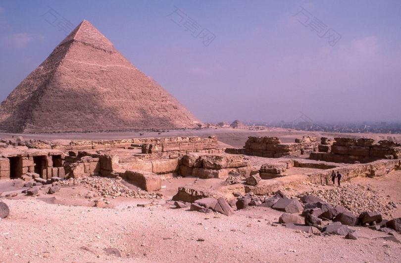 大金字塔附近的废墟