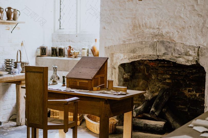 书桌室内壁炉和木头