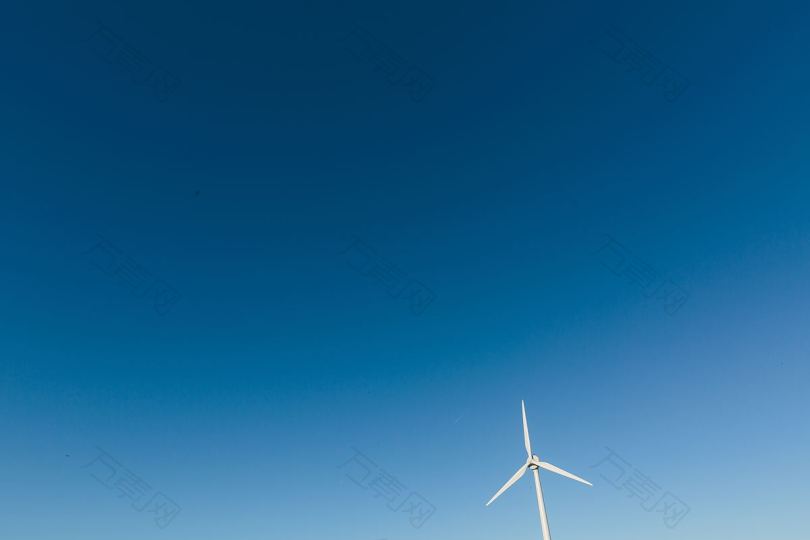 蓝色天空风力涡轮机和风电房