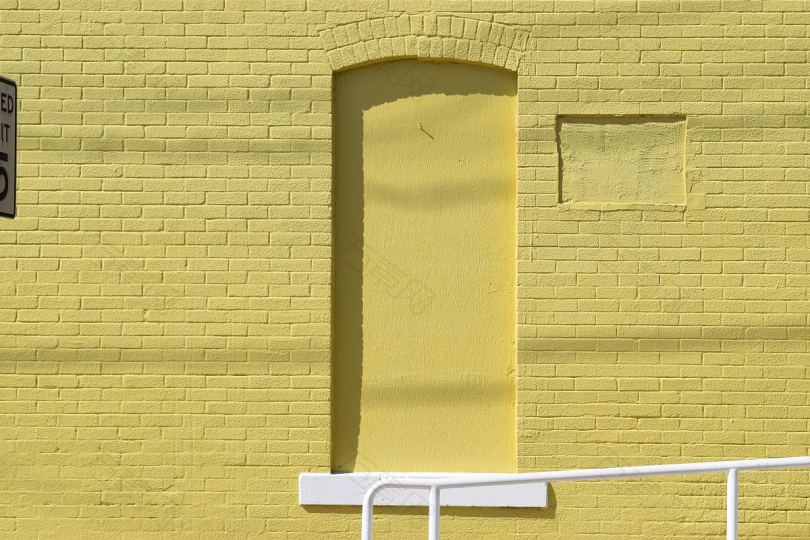 空街上的黄墙