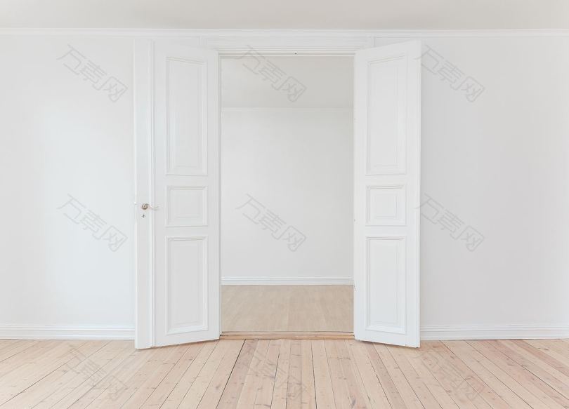 白色房间的门