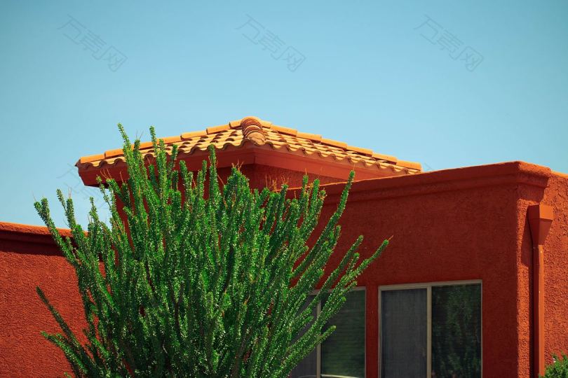 晴朗的天空蔚蓝的天空橙色的房子和亚利桑那州的高清