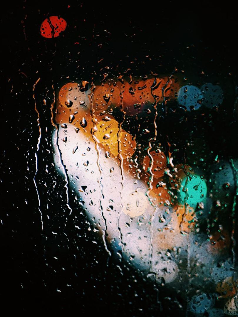 窗户外的雨滴
