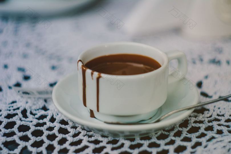 杯子饮料巧克力和汤匙