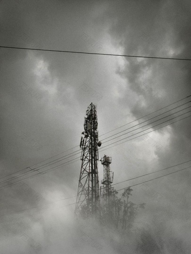 被薄雾覆盖的信号塔