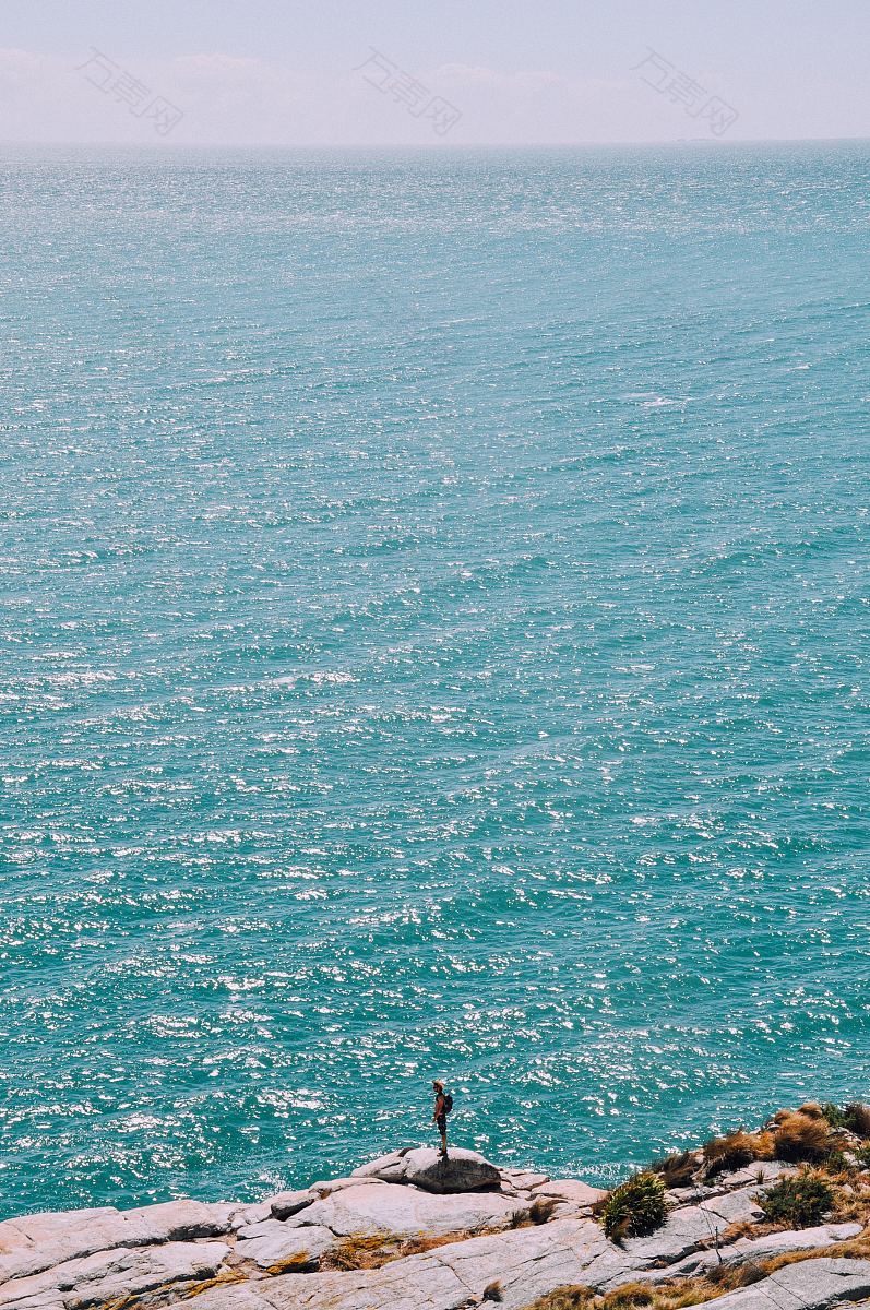 越过蔚蓝的大海