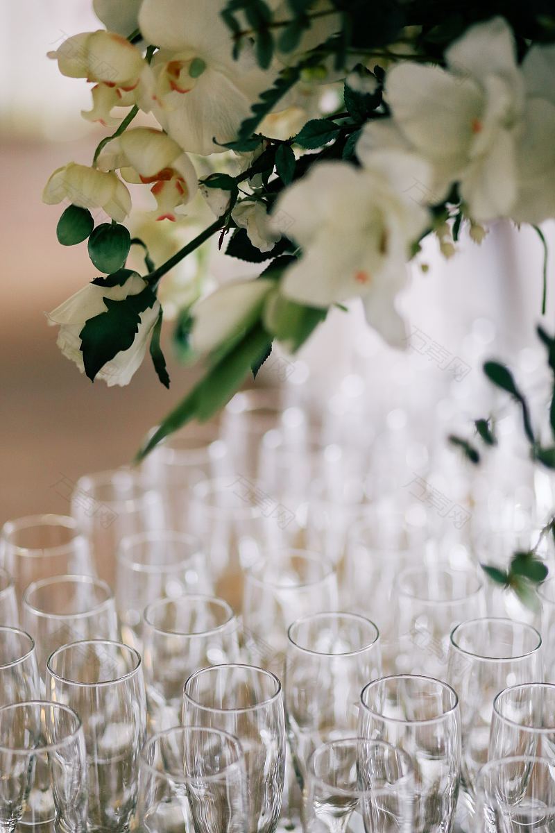 香槟酒杯和白花婚礼日