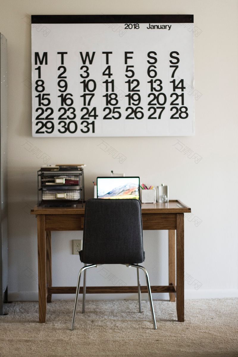 日历书桌椅子和桌面